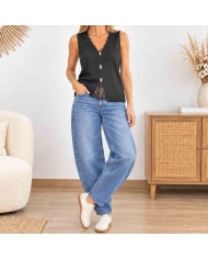 Top Marjolaine noir boutons dorés et dentelle porté avec jean