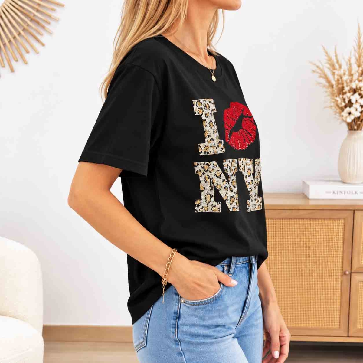 T-shirt noir femme coupe droite à strass vue de profil