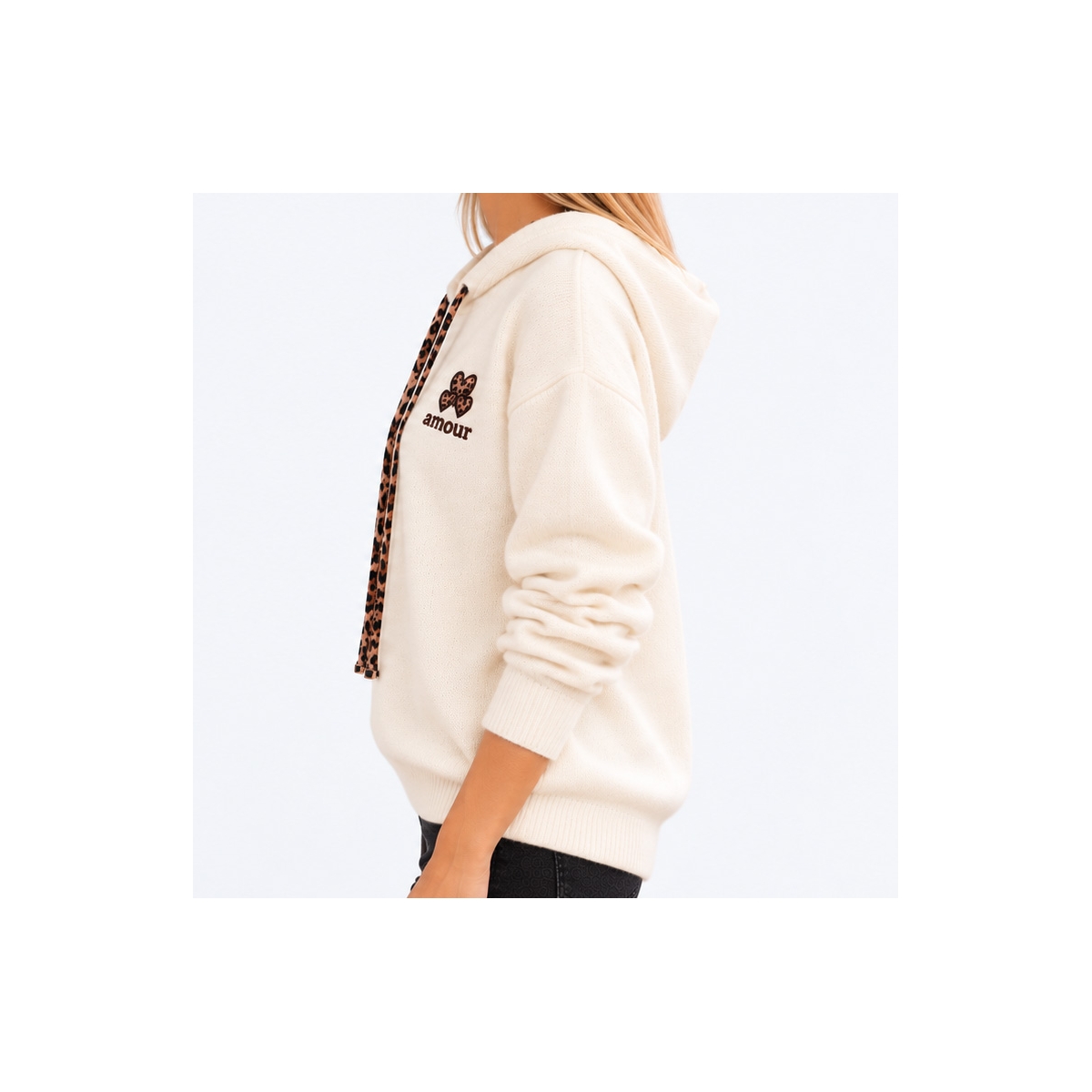 Pull femme Alma écru à capuche, détails léopard et motif Amour – Taille unique