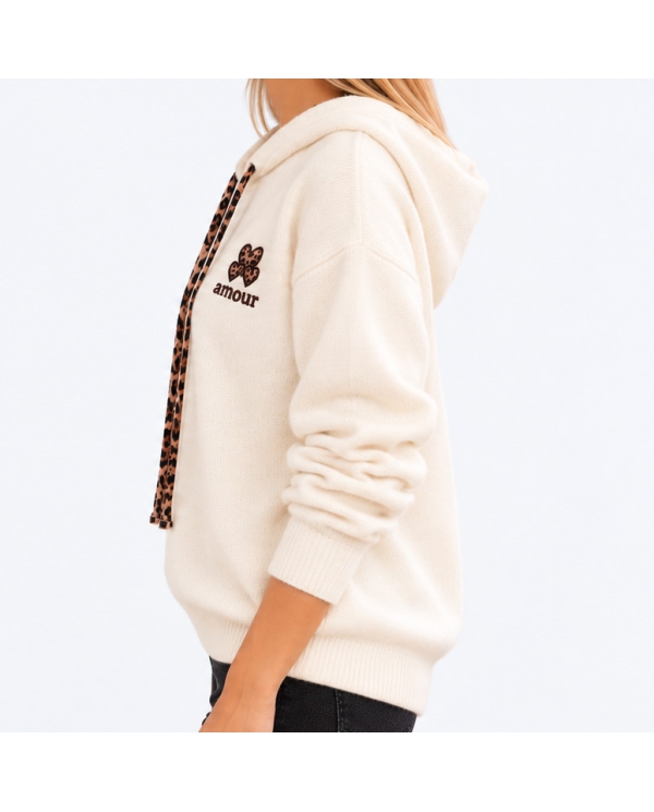Pull femme Alma écru à capuche, détails léopard et motif Amour – Taille unique