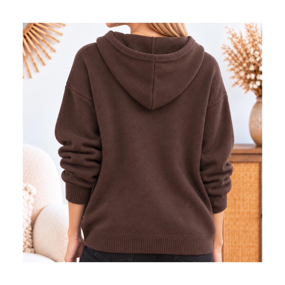 Pull femme Alma chocolat vu de dos avec capuche et coupe droite légèrement ample
