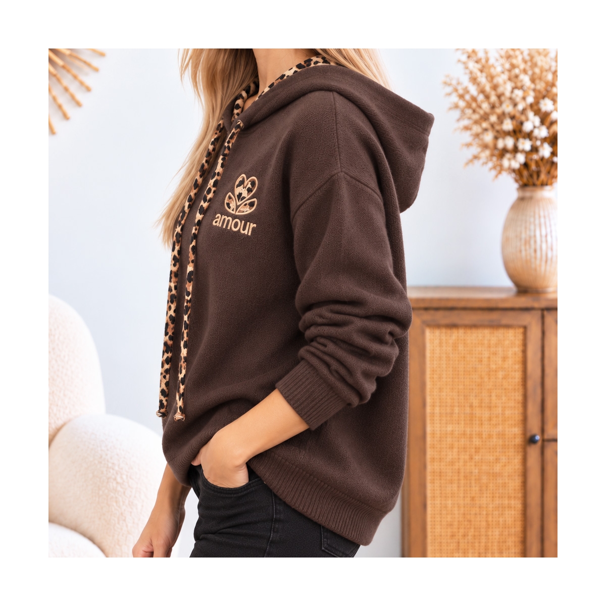 Pull Alma chocolat femme vu de profil avec capuche léopard, manches longues et maille côtelée