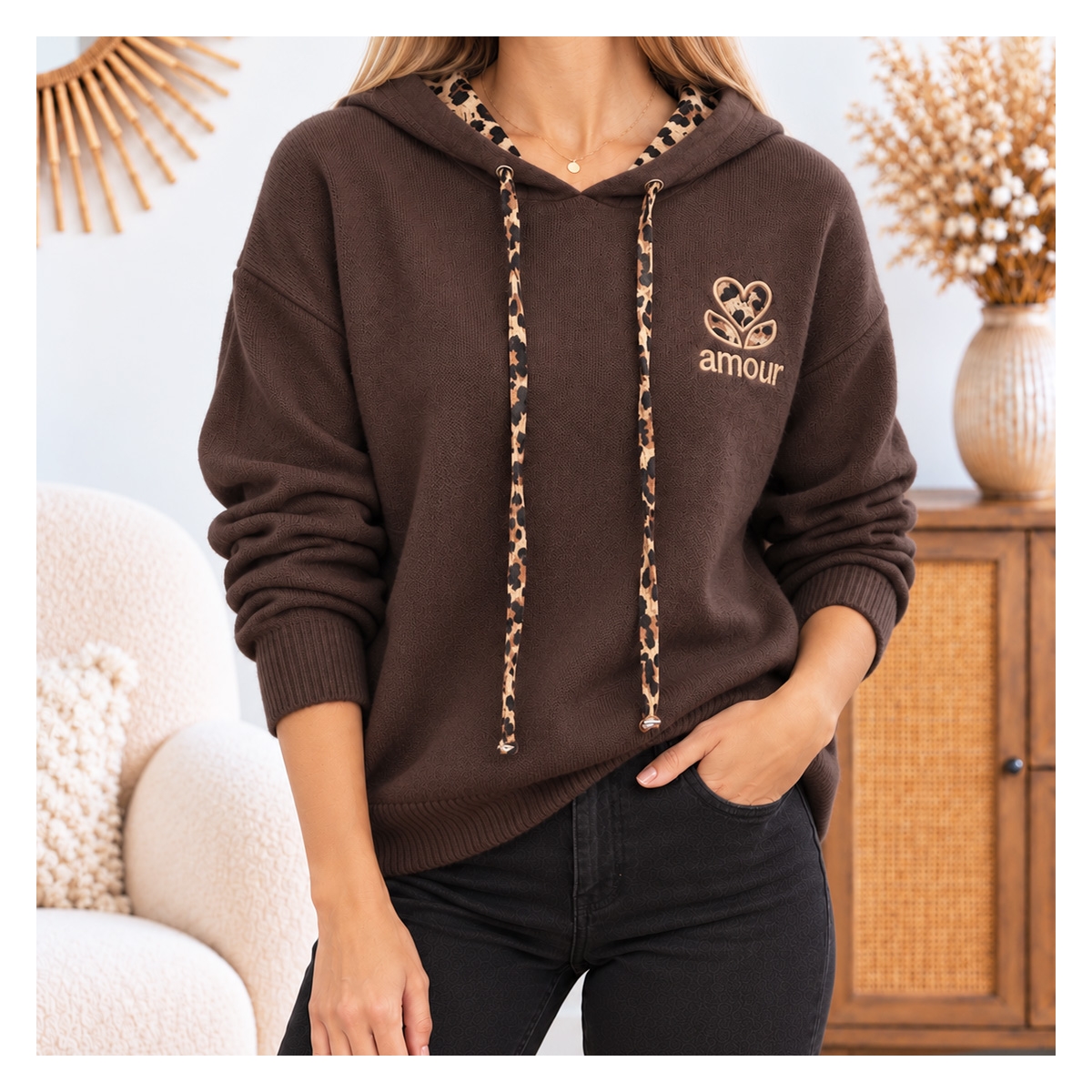 Pull femme Alma marron chocolat à capuche avec cordons léopard et motif cœur Amour sur la poitrine